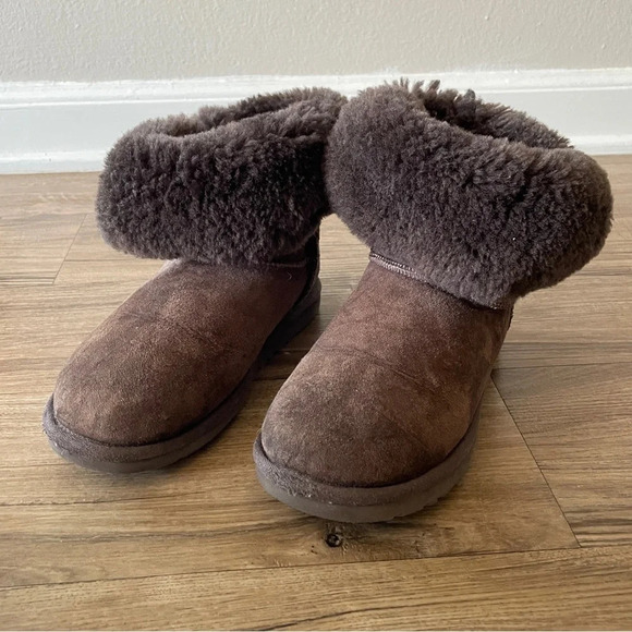 Ugg Bailey dark brown short button fold over boots size 5 - Picture 1 of 9